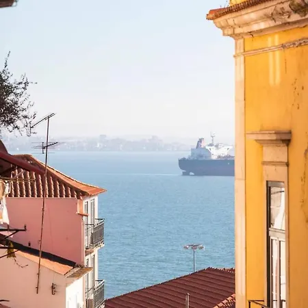 Incroyable Vue Sur Le Pantheon Dans L'alfama